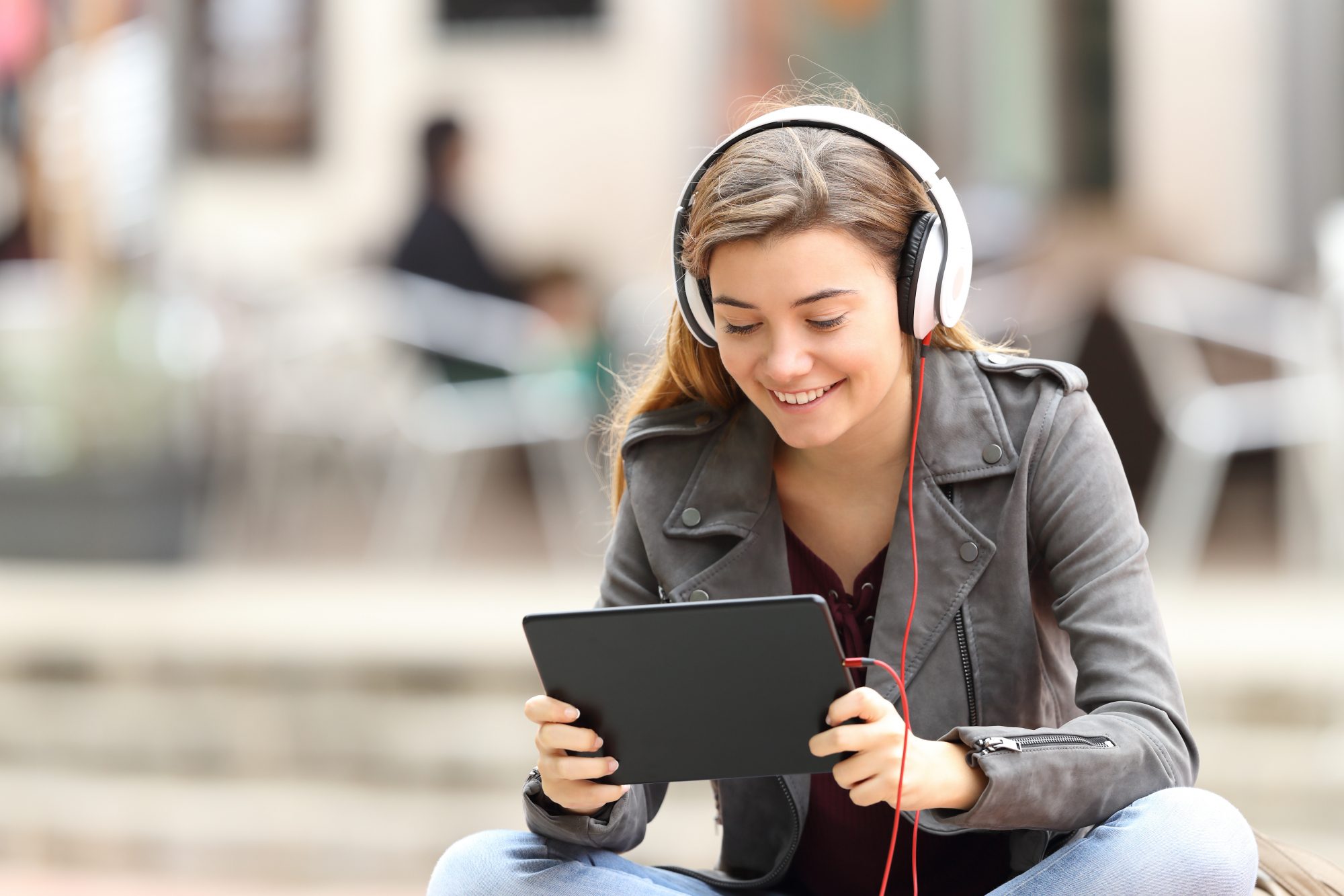 Schülerin lernt mit Tablet